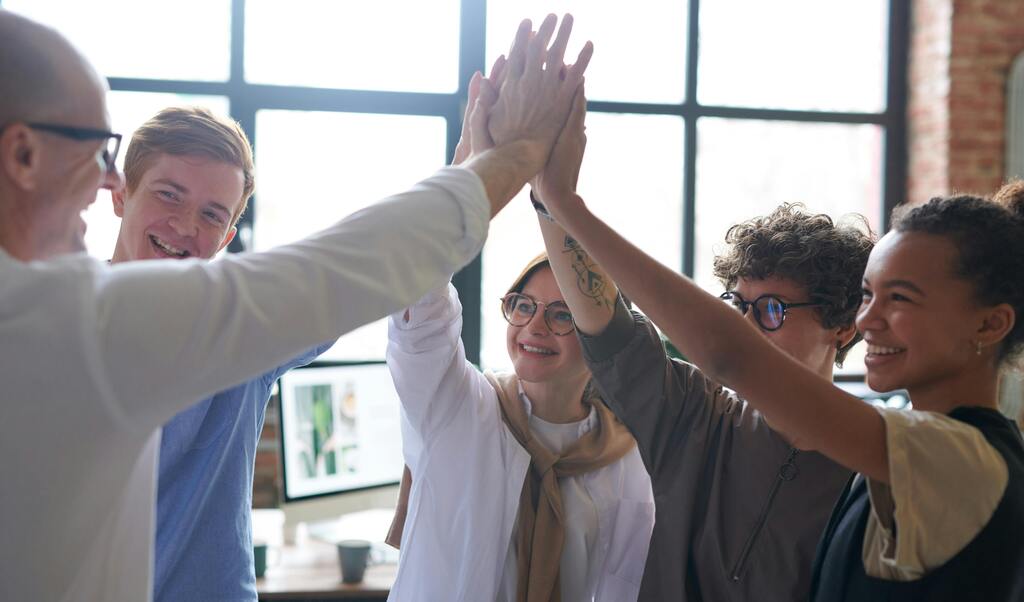 image équipe qui collabore pproche pragmatique en RH et management